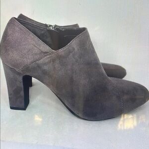Elegant Gray Heeled Boots